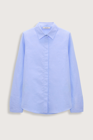 flatlay witthout contrast collar Contrast color striping
The shirt has a slim tailored fit
100 % Cotton
Cotton oxford shirt with removable polo collar
Removable striped polo collar
Raw finish cuffs