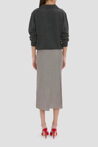 back profile model wearing Pressed Tailored Flannel Skirt Dark Grey Melange Pressed tailored
Midi skirt
Blend of wool and mohair for a textured finish
Structured fit-and-flare silhouette
Mid rise
Skirt lining
73% Virgin Wool 27% Mohair