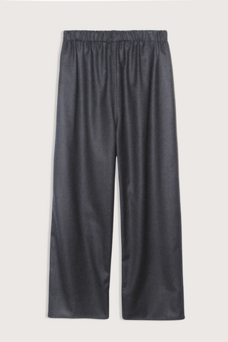 flat lay Preston Drawstring Pant charcoal Ultra Light Flannel
100% Wool
Elasticated waistband
Two side slit pockets
Rear welt pocket