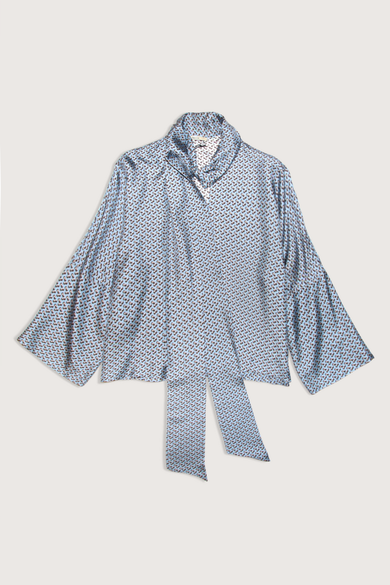 flat lay Printed Silk Neck Tie Blouse foggy blue Bow-tie blouse
Soft, flowing cut
Wide, dropped sleeves
V-neck with decorative stitching
100% silk