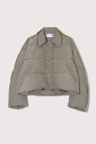 flat lay Puffer Coat olive cropped fit Wide sleeves that taper gently at the cuff, elastic drawcord hem