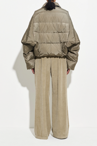 back profile model wearing Puffer Coat olive cropped fit Wide sleeves that taper gently at the cuff, elastic drawcord hem