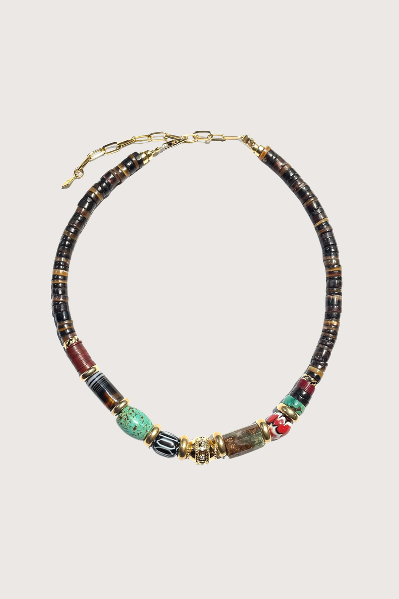 flat lay Puka 69 Necklace Bohemian chic assortment of stones and African beads
Shell & gold plated 18K
Length: 14,17" - 37cm & 10cm extension chain