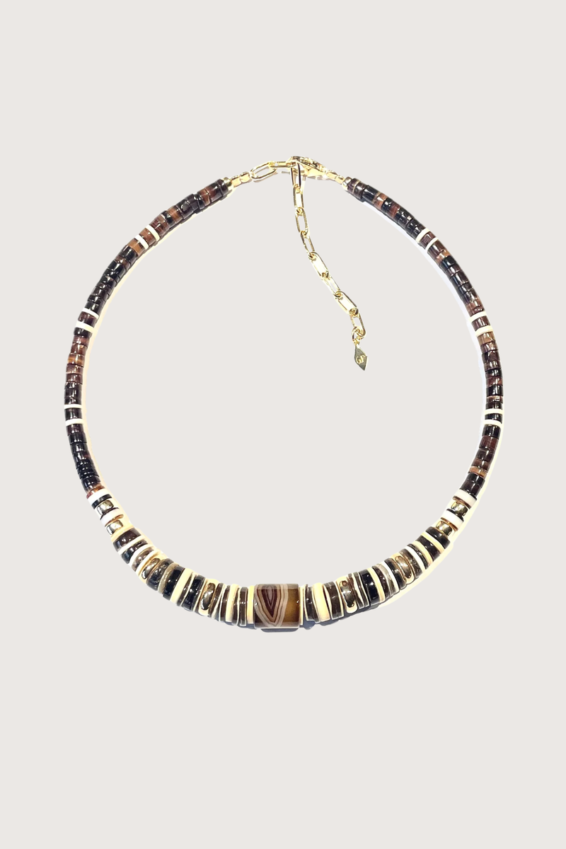 flat lay Puka 9 Necklace Shell, vintage agate, gold plated 18K