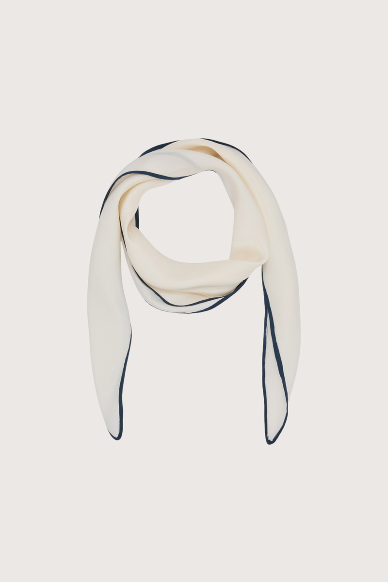 flat lay Pure Dream Scarf white with blue edge trim Elongated diamond shape
Contrast stitched edges
100 % Silk
Diamond shape silk scarf
Fine rolled edge in contrasting color