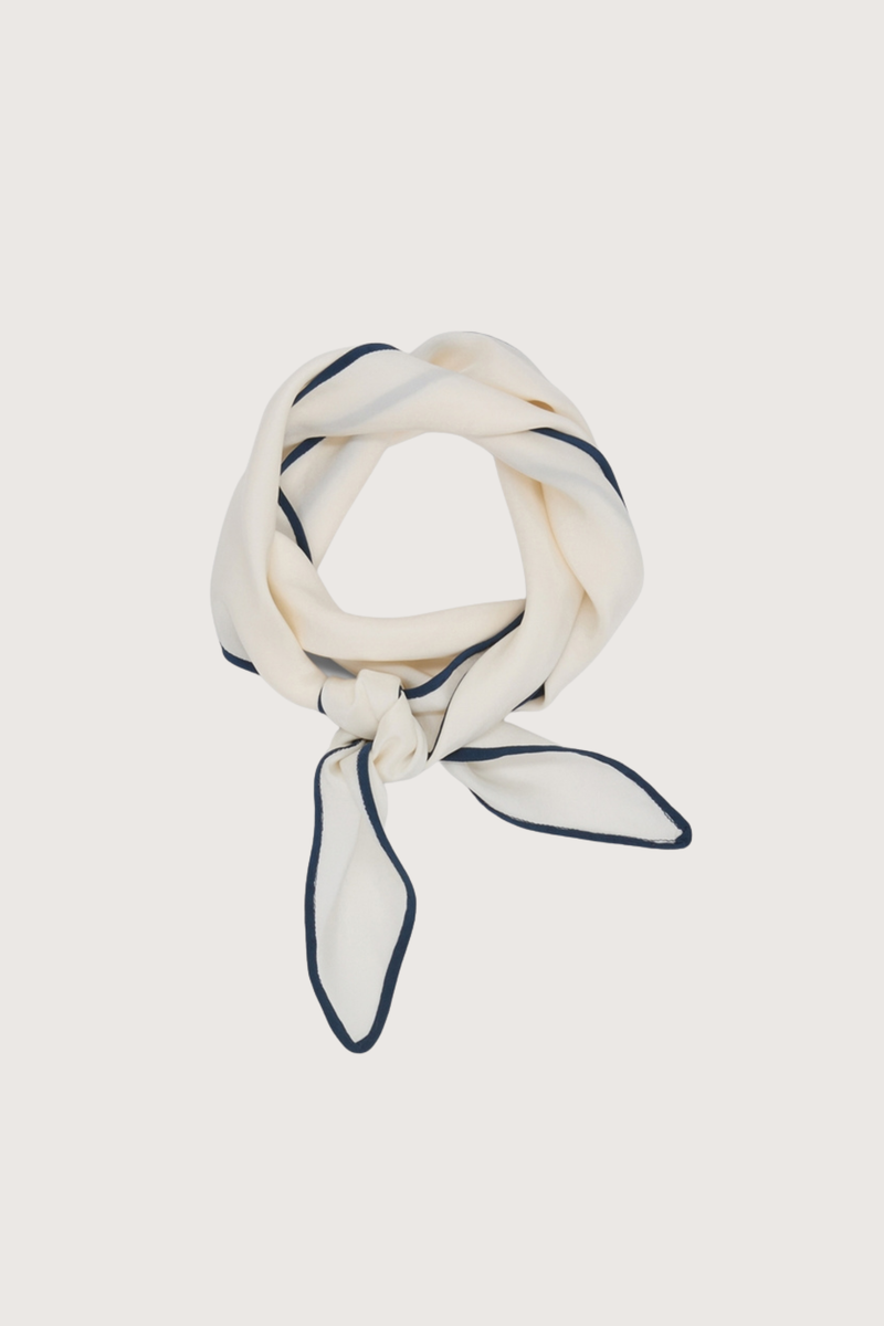tied flat lay pure dream scarf Elongated diamond shape
Contrast stitched edges
100 % Silk
Diamond shape silk scarf
Fine rolled edge in contrasting color