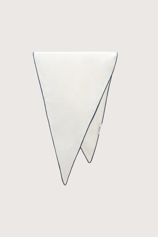 open diamond flat lay pure dream scarf Elongated diamond shape
Contrast stitched edges
100 % Silk
Diamond shape silk scarf
Fine rolled edge in contrasting color