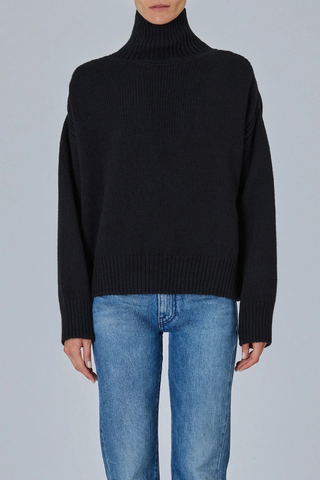 front profile model wearing Raglan High Neck With Back Slit Sweater Black Contemporary sweater
Tall ribbed neck
Teardrop back slit
Soft raglan lines
Rib structure
Slightly oversized fit
Crafted stitch details
100% cashmere