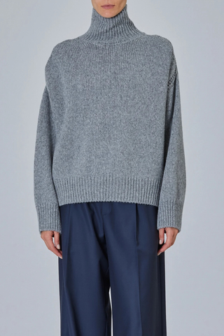 front profile model wearing Raglan High Neck With Back Slit Sweater Grey Contemporary sweater
Tall ribbed neck
Teardrop back slit
Soft raglan lines
Rib structure
Slightly oversized fit
Crafted stitch details
100% cashmere