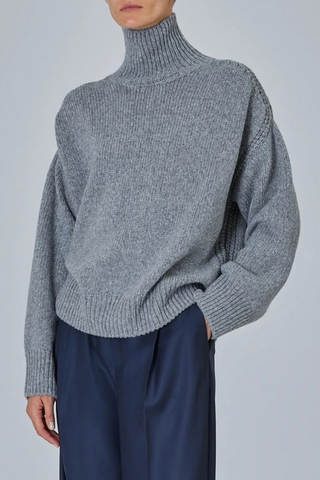 side profile model wearing Raglan High Neck With Back Slit Sweater Grey Contemporary sweater
Tall ribbed neck
Teardrop back slit
Soft raglan lines
Rib structure
Slightly oversized fit
Crafted stitch details
100% cashmere