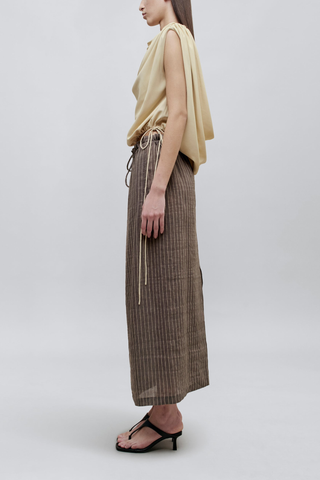 side profile model wearing Regina Stripe Skirt graphite traight cut
Drawstring waist
Elevated linen stripe
Adjustable
Midi length
High back slit
Side seam pockets
Hardware at drawstring