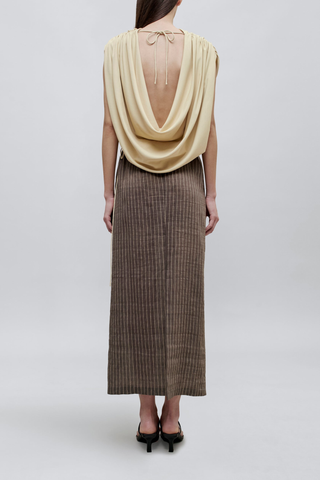 back profile model wearing Regina Stripe Skirt graphite traight cut
Drawstring waist
Elevated linen stripe
Adjustable
Midi length
High back slit
Side seam pockets
Hardware at drawstring
