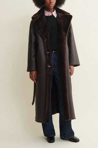 front profile model wearing leather side of Rein Nappa Reversible Shearling coffee bean dark brown waist tie belt included
Reversible for two distinct looks: shearling side and leather side
Regular fit
100% Lamb Leather
unlined
long length