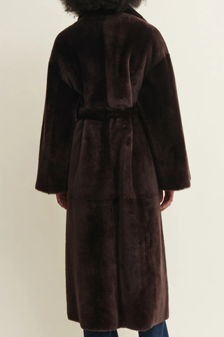 back profile model wearing shearling side of Rein Nappa Reversible Shearling coffee bean dark brown waist tie belt included
Reversible for two distinct looks: shearling side and leather side
Regular fit
100% Lamb Leather
unlined
long length
