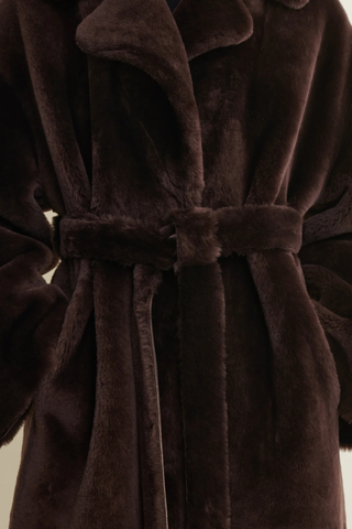 close up waist tie belt detail for Rein Nappa Reversible Shearling coffee bean dark brown waist tie belt included
Reversible for two distinct looks: shearling side and leather side
Regular fit
100% Lamb Leather
unlined
long length