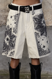 front profile model wearing Relaxed Bermuda Applique Short ecru Loose fit
Long shorts
Multi cargo pocket details
Pleats at the waist
Darts at the knee
Japanese paper blend twill
Bandana motif applique applied
67% Cotton, 33% Paper