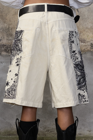 back profile model wearing Relaxed Bermuda Applique Short ecru Loose fit
Long shorts
Multi cargo pocket details
Pleats at the waist
Darts at the knee
Japanese paper blend twill
Bandana motif applique applied
67% Cotton, 33% Paper