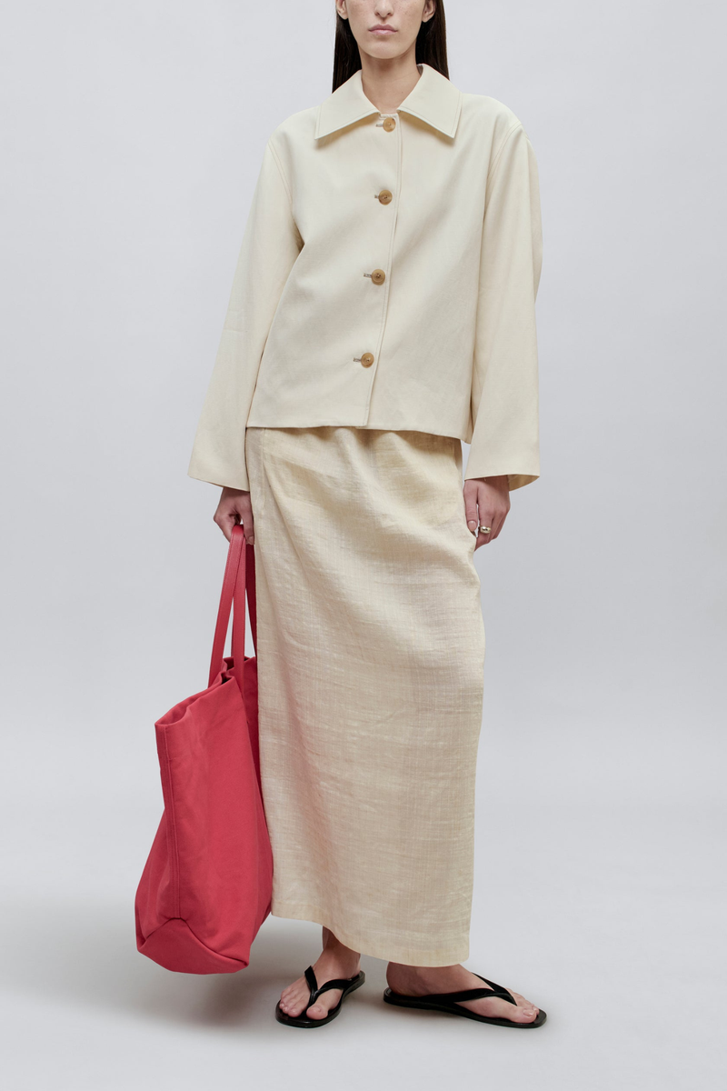 front profile model wearing Remi Cropped Jacket greige white Hip-length
Boxy unisex fit
Field cloth
Welt button-front closures
Rich tonal buttons
cotton poly blend
Chore coat style collar