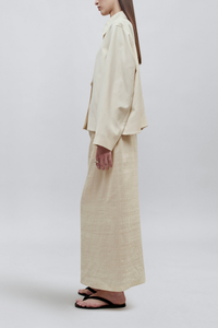 side profile model wearing Remi Cropped Jacket greige white Hip-length
Boxy unisex fit
Field cloth
Welt button-front closures
Rich tonal buttons
cotton poly blend
Chore coat style collar