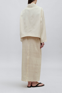 back profile model wearing Remi Cropped Jacket greige white Hip-length
Boxy unisex fit
Field cloth
Welt button-front closures
Rich tonal buttons
cotton poly blend
Chore coat style collar
