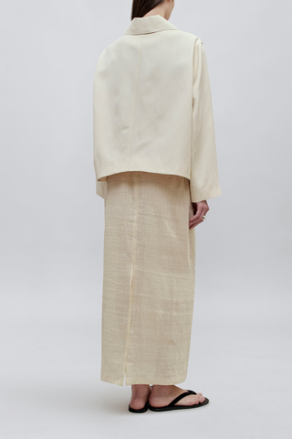 back profile model wearing Remi Cropped Jacket greige white Hip-length
Boxy unisex fit
Field cloth
Welt button-front closures
Rich tonal buttons
cotton poly blend
Chore coat style collar