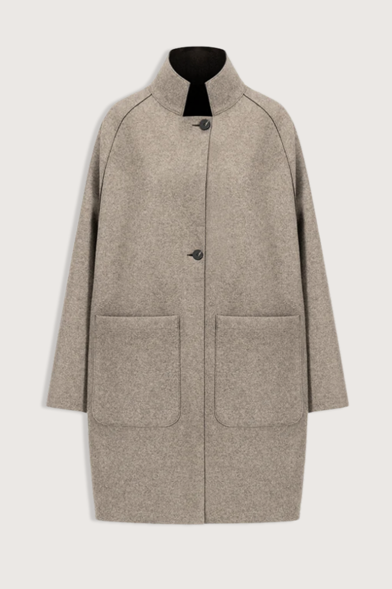 flat lay Reversible Cape With Loro Piana taupe and brown Raglan cape
Unlined
Reversible cape
Long sleeve
2 button fastening
Stand-up collar
Big patch pocket on both internal and external layer
Single layer in double colour wool
Raw-edge finish