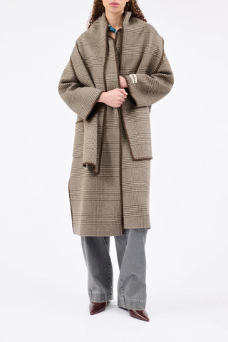 front profile model wearing Reversible Scarf Double Glen Check Coat dusty brown Collarless coat
Detachable scarf reversible
Solid brown
Dropped shoulders
Patch pockets
Blanket-stitch edging
High side slit
80% wool, 10% mohair, 10% polyamide