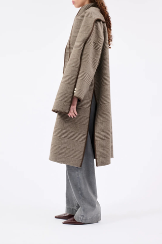 side profile model wearing  Reversible Scarf Double Glen Check Coat dusty brown Collarless coat
Detachable scarf reversible
Solid brown
Dropped shoulders
Patch pockets
Blanket-stitch edging
High side slit
80% wool, 10% mohair, 10% polyamide
