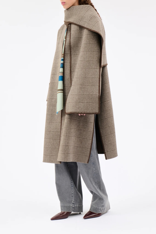 angled profile model wearing Reversible Scarf Double Glen Check Coat dusty brown Collarless coat
Detachable scarf reversible
Solid brown
Dropped shoulders
Patch pockets
Blanket-stitch edging
High side slit
80% wool, 10% mohair, 10% polyamide