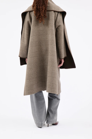 back profile model wearing Reversible Scarf Double Glen Check Coat dusty brown Collarless coat
Detachable scarf reversible
Solid brown
Dropped shoulders
Patch pockets
Blanket-stitch edging
High side slit
80% wool, 10% mohair, 10% polyamide