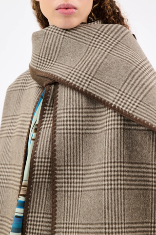 close up scarf and pattern detail Reversible Scarf Double Glen Check Coat dusty brown Collarless coat
Detachable scarf reversible
Solid brown
Dropped shoulders
Patch pockets
Blanket-stitch edging
High side slit
80% wool, 10% mohair, 10% polyamide