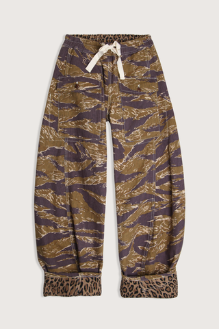 flat lay Reversible Utility Pant Reversible details (Green Camo Outer, Khaki Leopard Interior)
Loose barrel fit
Japanese double sided herringbone fabric
100% Cotton