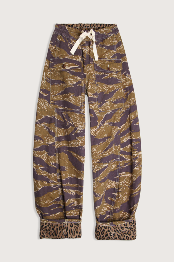 flat lay Reversible Utility Pant Reversible details (Green Camo Outer, Khaki Leopard Interior)
Loose barrel fit
Japanese double sided herringbone fabric
100% Cotton