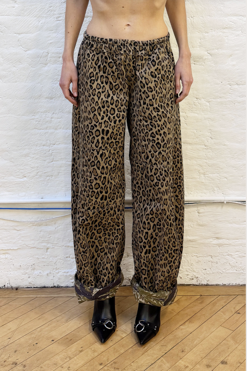 front profile model wearing Reversible Utility Pant Reversible details (Green Camo Outer, Khaki Leopard Interior)
Loose barrel fit
Japanese double sided herringbone fabric
100% Cotton