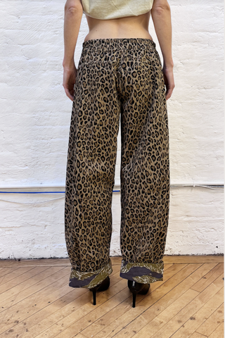 back profile model wearing Reversible Utility Pant Reversible details (Green Camo Outer, Khaki Leopard Interior)
Loose barrel fit
Japanese double sided herringbone fabric
100% Cotton
