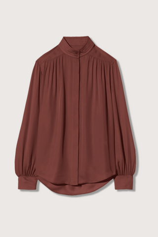 flat lay Revi Silk Blouse burgundy Relaxed fit, Collar stand,
Front yoke and sleeves with shirring
Billowy sleeves with buttoned cuffs and slits