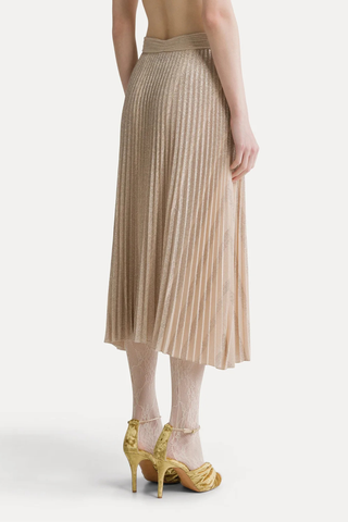 back profile model wearing Rinsing Sun Soleile Plisse Skirt loto Below–the–knee length
Delicate interplay of light and shadow in lamé and sunray plissé
Flared at the hem
Fastened at the side with retro–inspired covered buttons
High-waisted skirt
Zip and button closure
Loose fit
Wide bottom