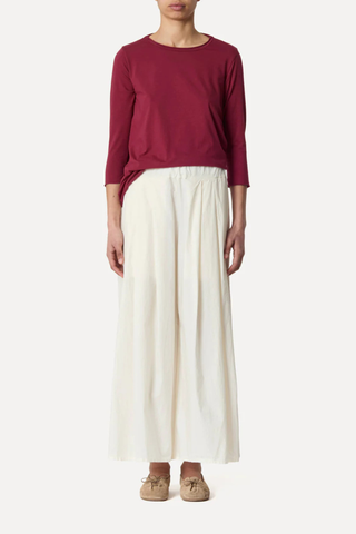front profile model wearing Rombo Pants Ivory Elasticated Waist
Slightly cropped length
Wide leg
Triple pleated
Side pockets
Relaxed Fit
Poplin Cotton