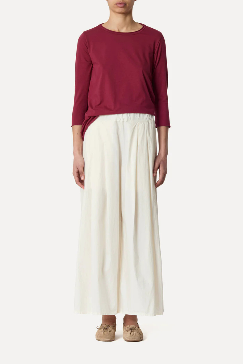 front profile model wearing Rombo Pants Ivory Elasticated Waist
Slightly cropped length
Wide leg
Triple pleated
Side pockets
Relaxed Fit
Poplin Cotton