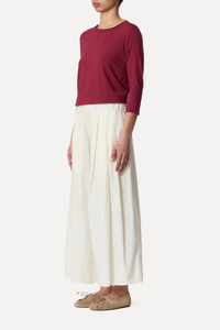 side profile model wearing Rombo Pants Ivory Elasticated Waist
Slightly cropped length
Wide leg
Triple pleated
Side pockets
Relaxed Fit
Poplin Cotton