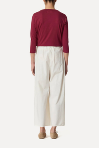 back profile model wearing Rombo Pants Ivory Elasticated Waist
Slightly cropped length
Wide leg
Triple pleated
Side pockets
Relaxed Fit
Poplin Cotton