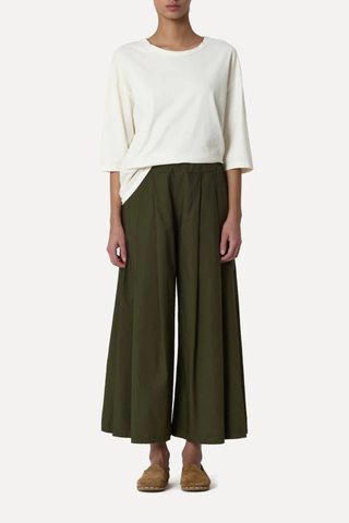 front profile model wearing Rombo Pants Olive Elasticated Waist
Slightly cropped length
Wide leg
Triple pleated
Side pockets
Relaxed Fit
Poplin Cotton