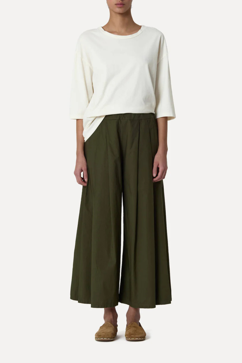 front profile model wearing Rombo Pants Olive Elasticated Waist
Slightly cropped length
Wide leg
Triple pleated
Side pockets
Relaxed Fit
Poplin Cotton