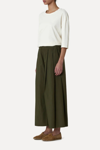 side profile model wearing Rombo Pants Olive Elasticated Waist
Slightly cropped length
Wide leg
Triple pleated
Side pockets
Relaxed Fit
Poplin Cotton