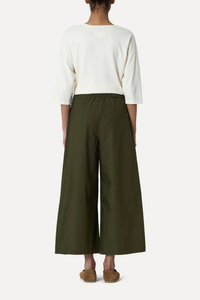 back profile model wearing Rombo Pants Olive Elasticated Waist
Slightly cropped length
Wide leg
Triple pleated
Side pockets
Relaxed Fit
Poplin Cotton