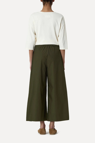 back profile model wearing Rombo Pants Olive Elasticated Waist
Slightly cropped length
Wide leg
Triple pleated
Side pockets
Relaxed Fit
Poplin Cotton