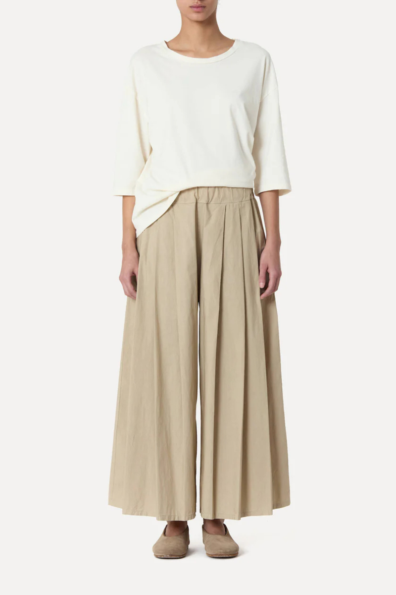 front profile model wearing Rombo Pants Sonora beige Elasticated Waist
Slightly cropped length
Wide leg
Triple pleated
Side pockets
Relaxed Fit
Poplin Cotton