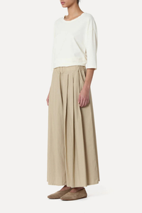 side profile model wearing Rombo Pants Sonora beige Elasticated Waist
Slightly cropped length
Wide leg
Triple pleated
Side pockets
Relaxed Fit
Poplin Cotton