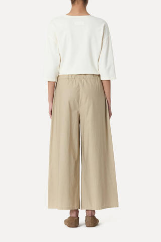 back profile model wearing Rombo Pants Sonora beige Elasticated Waist
Slightly cropped length
Wide leg
Triple pleated
Side pockets
Relaxed Fit
Poplin Cotton