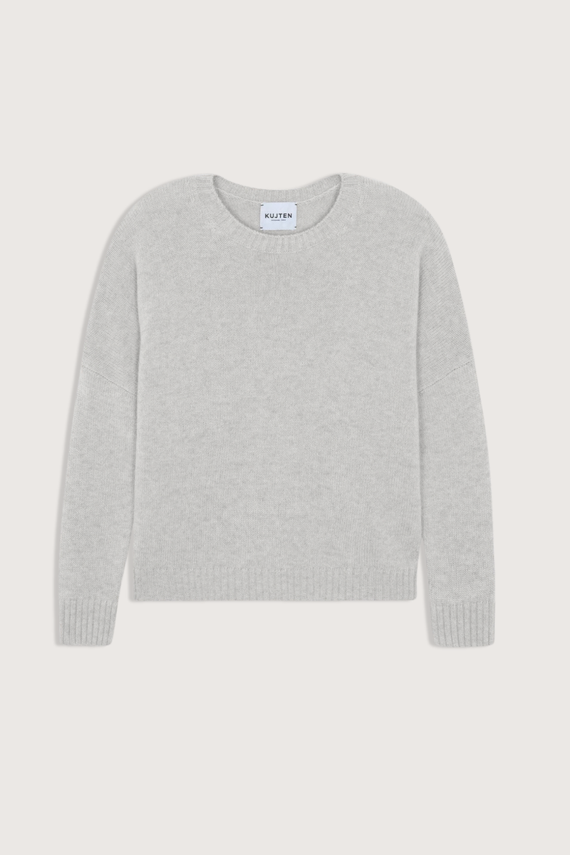 flat lay Romelie Sweater Bouleau Round neck sweater
Sweater Romelie burgundy
Oversized cut
100% cashmere
6-threads jersey knitting
Color: Bouleau (Cloud)